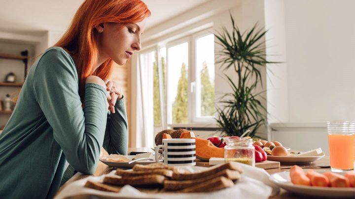 9 Foods That Help or Hurt Anxiety